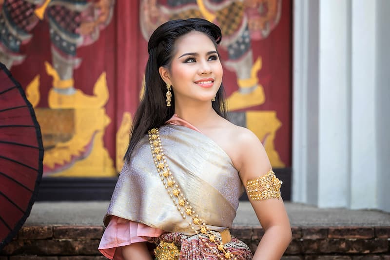 beautyful-thai-woman-wearing-thai-traditional-clot